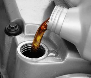 Perché molti automobilisti versano l'olio d'oliva nel serbatoio: ecco cosa accade
