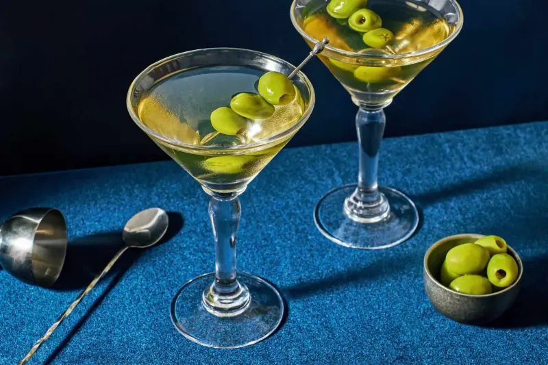 Il Perfetto Dirty Martini: Un Cocktail di Classe e Storia.